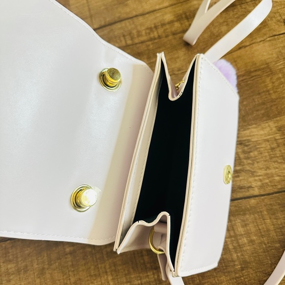 Elegant Cream Handbag - Picture 3 of 3
